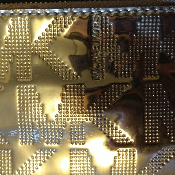 VGUC. Michael Michael kors wristlet. - Picture 4 of 7